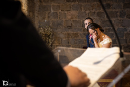 Lydia ri&eacute;ndose durante una lectura de boda en la Sala Biurrun de la Ciudadela de Pamplona