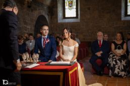 Lydia y David en su ceremonia de boda en la Sala Biurrun de la Ciudadela de Pamplona
