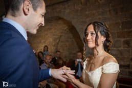 Lydia colocando el anillo a David durante su boda en la Ciudadela de Pamplona