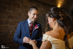 David poniendo el anillo a Lydia en la ceremonia de su boda en Pamplona