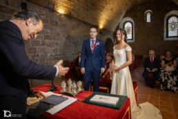 Concejal felicitando a Lydia y David al final de la ceremonia en la Ciudadela de Pamplona