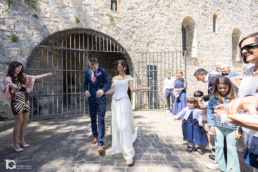 Lydia y David saliendo de la Sala Biurrun entre arroz y aplausos tras su boda en Pamplona