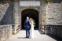 Lydia y David en un rinc&oacute;n de la Ciudadela de Pamplona durante su reportaje de boda