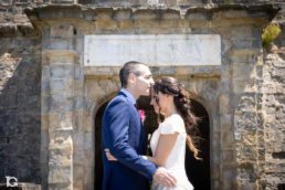 Lydia y David en un momento cari&ntilde;oso durante su reportaje de boda en la Ciudadela de Pamplona
