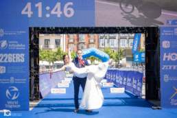 Lydia en brazos de David cruzando la meta de la X Half Triathlon Pamplona-Iru&ntilde;a durante su reportaje de boda en Pamplona