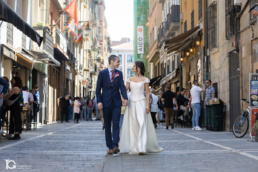 Lydia y David paseando por la calle Estafeta durante su reportaje de boda en Pamplona