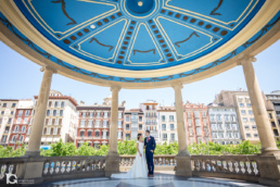 Lydia y David posando en el kiosko de la Plaza del Castillo durante su boda en Pamplona