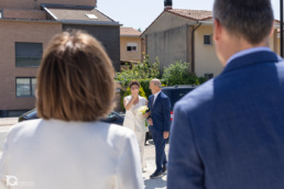 Maite llega con su padre y se encuentra con Sergio al inicio de la ceremonia – Reportaje de boda en Olloki