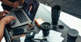 Fot&oacute;grafo y cliente revisando y editando juntos las fotograf&iacute;as de una sesi&oacute;n, mostrando el valor colaborativo de la inversi&oacute;n en fotograf&iacute;a profesional.
