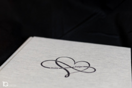 Detalle del logo grabado en la portada del álbum del Reportaje de Boda en Pamplona.