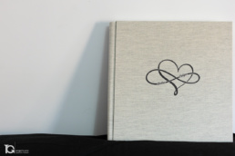 Portada del álbum de boda en lino natural con logo grabado del Reportaje de Boda en Pamplona.
