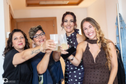 Invitadas brindando con cava durante los preparativos del Reportaje de Boda en Pamplona.
