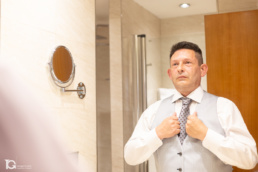 Felipe ajustándose en el baño durante los preparativos del Reportaje de Boda en Pamplona.