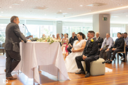 Belén y Felipe escuchando al maestro de ceremonias en el Reportaje de Boda en Pamplona.