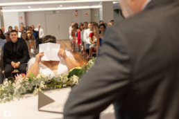 Belén emocionada, tapándose la cara durante la ceremonia del Reportaje de Boda en Pamplona.