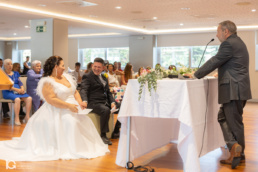 Belén y Felipe riendo durante las anécdotas del maestro de ceremonias en su Reportaje de Boda en Pamplona.