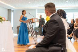 Valeria leyendo durante la ceremonia ante Belén y Felipe en el Reportaje de Boda en Pamplona.