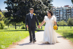 Belén y Felipe paseando por el Parque Yamaguchi durante su Reportaje de Boda en Pamplona.