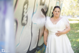 Belén posando en un rincón del Parque Yamaguchi durante el Reportaje de Boda en Pamplona.