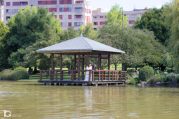 Belén y Felipe posando en el palafito del estanque del Parque Yamaguchi durante su Reportaje de Boda en Pamplona.