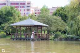 Belén y Felipe posando en el palafito del estanque del Parque Yamaguchi en su Reportaje de Boda en Pamplona.