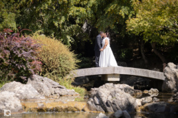 Belén y Felipe besándose sobre una pasarela del Parque Yamaguchi en su Reportaje de Boda en Pamplona.