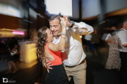 Pareja bailando sus pasos más atrevidos durante el Reportaje de Boda en Pamplona.