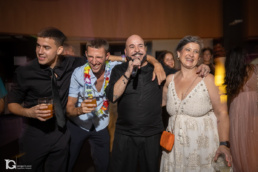 Invitado cantando con micrófono durante el Reportaje de Boda en Pamplona.