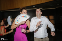 Pareja riendo mientras baila durante el Reportaje de Boda en Pamplona.