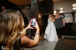 Belén posando para una foto con una invitada durante el Reportaje de Boda en Pamplona
