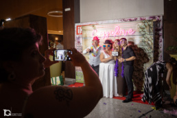 Belén, Felipe y amigos posando en el photocall durante el Reportaje de Boda en Pamplona.