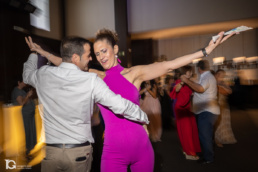 Pareja bailando con entusiasmo durante el Reportaje de Boda en Pamplona.