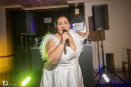 Belén cantando “Esa Diva” durante el Reportaje de Boda en Pamplona