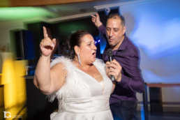 Belén cantando “Esa Diva” con un amigo durante el Reportaje de Boda en Pamplona.