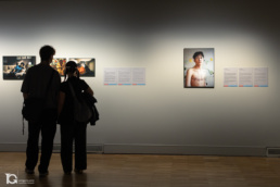 Visitantes observando fotografías en la exposición World Press Photo Barcelona.