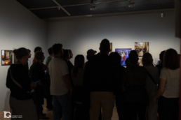 Visitantes escuchando la visita guiada en la exposición World Press Photo Barcelona.