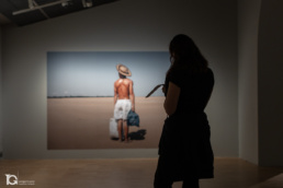 Visitante tomando notas frente a las fotos de Musuk Nolte en la World Press Photo Barcelona.
