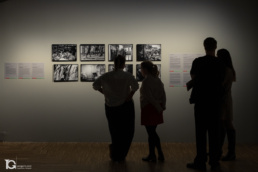 Visitantes contemplando fotografías en la exposición World Press Photo Barcelona.
