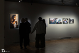 Visitantes contemplando la foto ganadora del World Press Photo of the Year en la exposición World Press Photo Barcelona