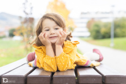 Fotografía familiar en Sarriguren de Sonia subida a una mesa del parque infantil.