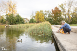 Fotografía familiar en Sarriguren con Liz y Jose y sus hijas junto al lago del parque infantil.