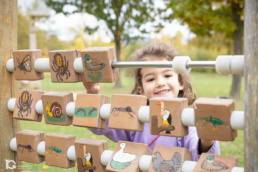 Fotografía familiar en Sarriguren de Ángela jugando en el parque infantil.