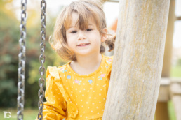 Fotografía familiar en Sarriguren de Sonia posando en el parque infantil de Sarriguren.