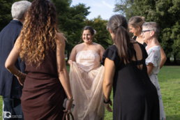 Sonia hablando con invitadas en La Ciudadela de Pamplona luciendo su vestido de novia