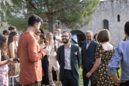 Sergio hablando con invitados durante la boda en La Ciudadela de Pamplona