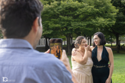 Sonia posando con una amiga en La Ciudadela de Pamplona el día de su boda