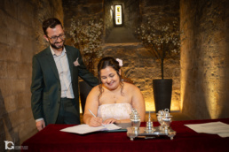 Sonia firmando el Acta Matrimonial en la Sala Biurrun de La Ciudadela de Pamplona