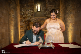 Sergio firmando el Acta Matrimonial en la Sala Biurrun de La Ciudadela de Pamplona