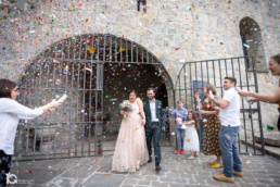 Sonia y Sergio saliendo de la ceremonia en La Ciudadela de Pamplona entre serpentinas y pompas
