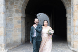 Sonia y Sergio entrando sonrientes en La Ciudadela de Pamplona el día de su boda
